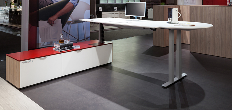 The table frame with adjustable height makes ergonomic working possible