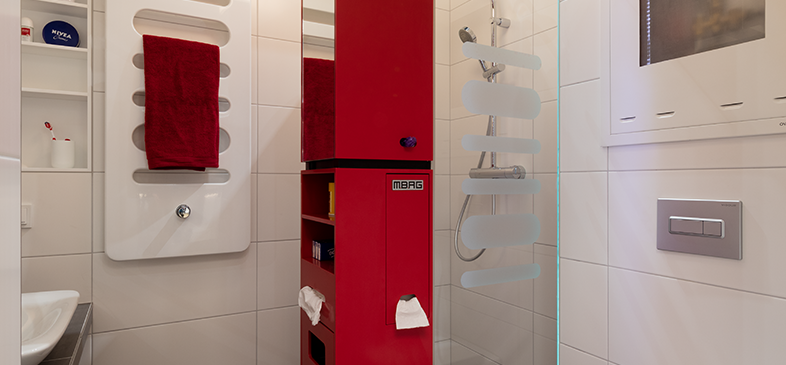 In the middle of the MicroApart 20/30 bathroom there is the “bathroom function column”, an extremely compact solution for storage space and functional access from the toilet, shower and washbasin area.
