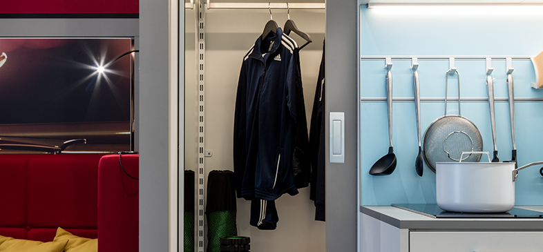 Discreetly integrated, the walk-in closet of the MicroApart 20/30 makes compact use of space