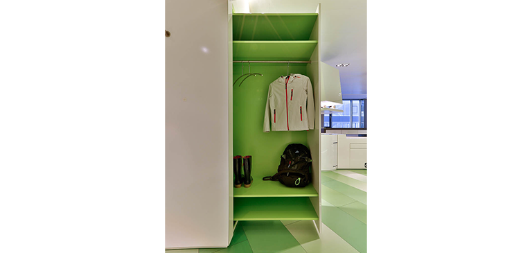 Im kompakten Kleiderschrank des Youth Lab haben Besucher zusätzlich Raum zum Einräumen ihrer Kleidung