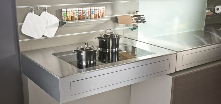 The recessed wall profiles accommodate everything from the worktop with various holders and hooks.