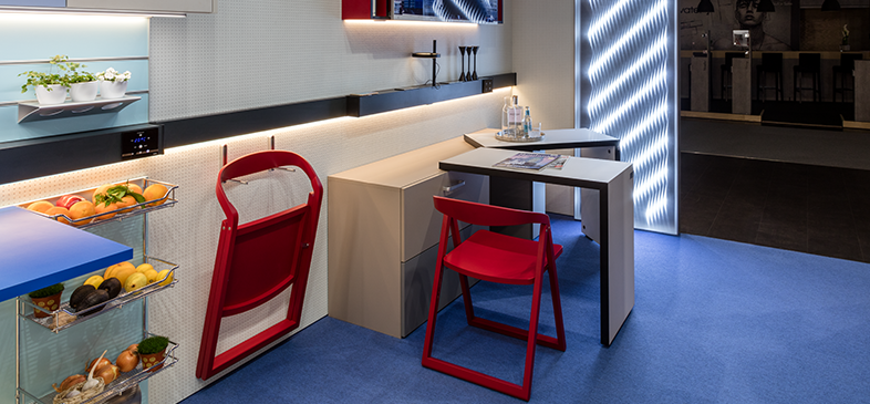 The swivelling modular tables of the MicroApart 20/30 can be just as cleverly cleared away as the chairs