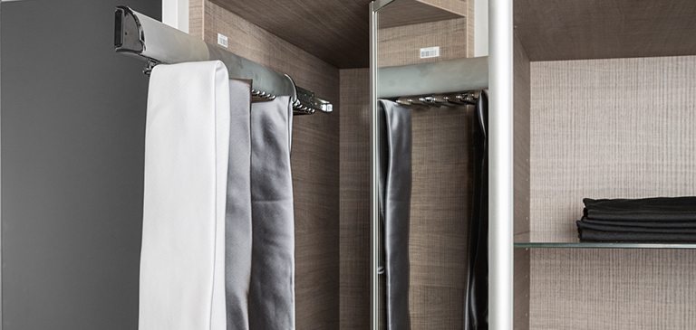 The pull-out holder gives you an exquisite insight
