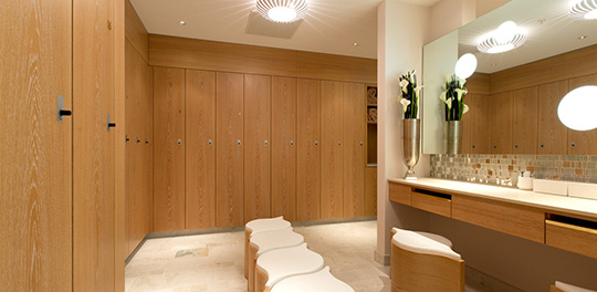 Dialock LL 100 furniture terminal in the changing rooms of the wellness area