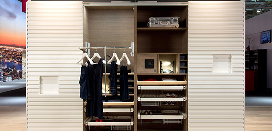 The clothes lift brings the wardrobe to a comfortable height.
