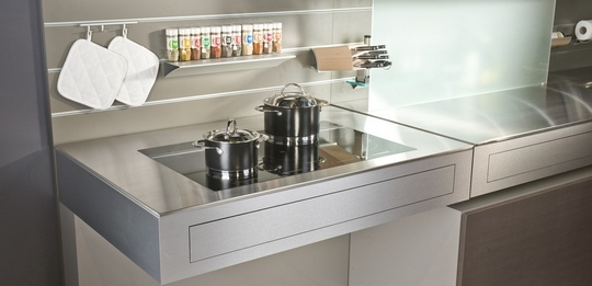 The recessed wall profiles accommodate everything from the worktop with various holders and hooks. 