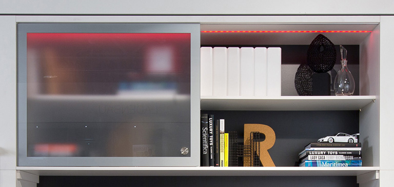 Strip lights and the aluminium and glass frame turn the shelf into an eye-catcher